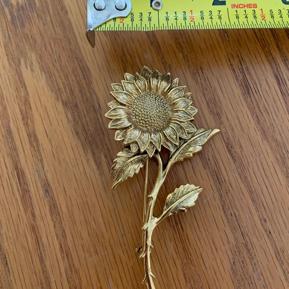 Gold tone Metal Sunflower Brooch - Picture 3 of 4